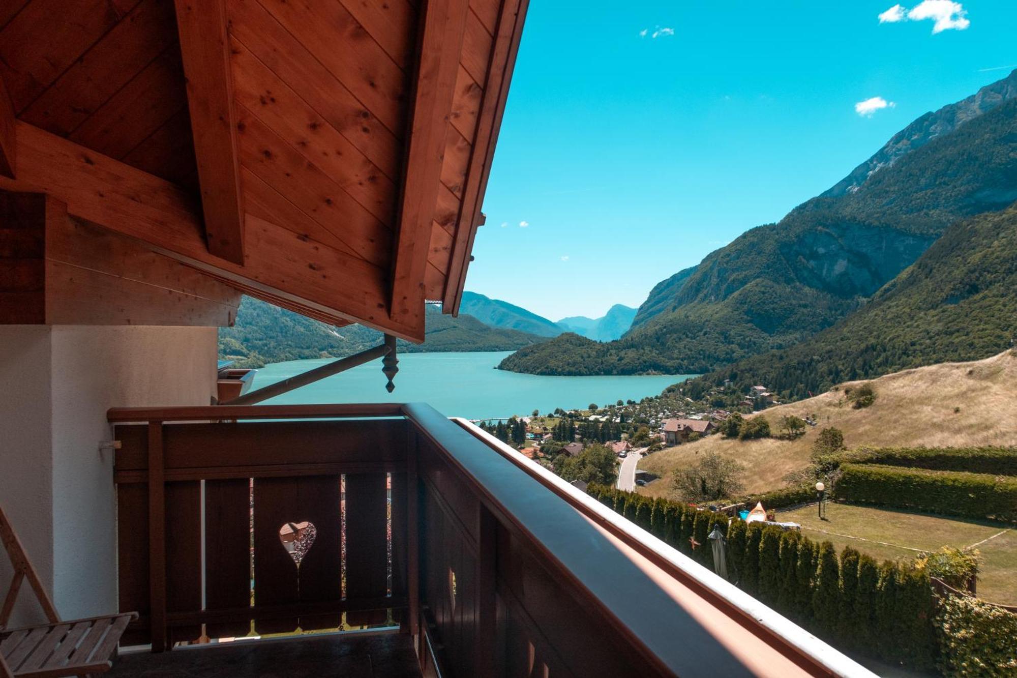 Villa La Dama Del Lago Molveno Bagian luar foto