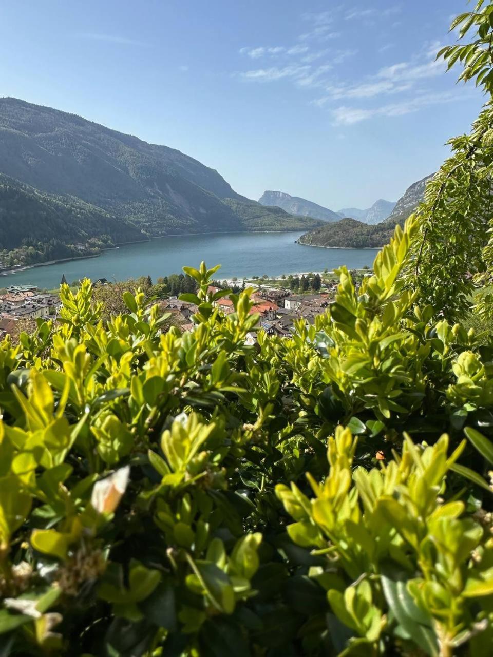 Villa La Dama Del Lago Molveno Bagian luar foto